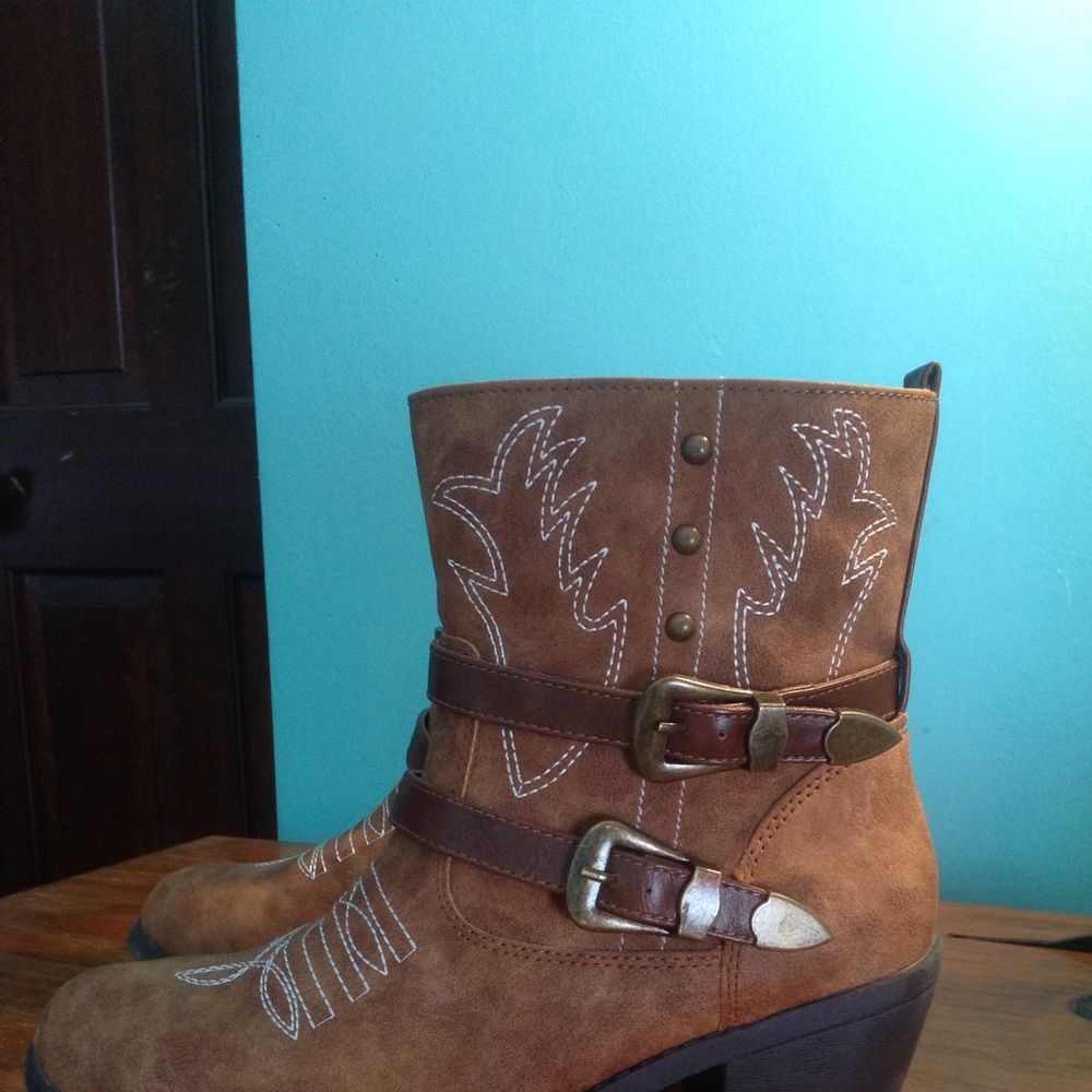 Boots - Picture 8 of 8